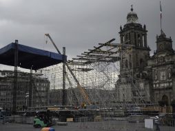 El templete ya es montado por personal del músico y trabajadores del gobierno de la capital. AFP / P. Pardo