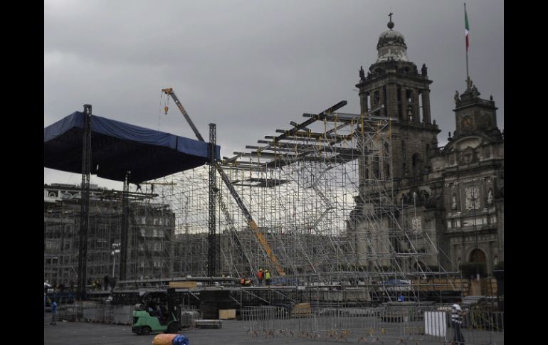 El templete ya es montado por personal del músico y trabajadores del gobierno de la capital. AFP / P. Pardo