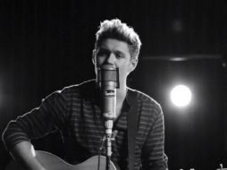 En el video se ve al joven tocando la guitarra y cantando en solitario, sin el apoyo de una banda. TWITTER / @NiallOfficial