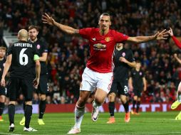 Ibrahimovic festeja el gol que marcó para darle la victoria al Manchester United. AP / D. Thompson