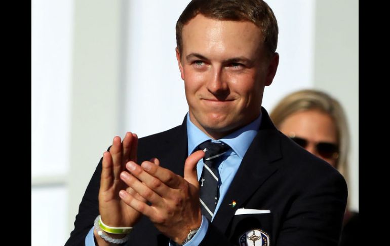 Jordan Spieth. El integrante del equipo de EU saluda durante la ceremonia de apertura de la Copa Ryder. AFP / A. Redington