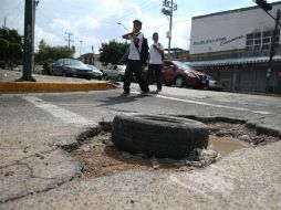 Una llanta previene a los conductores de la presencia de un megabache en en Oblatos, una de las colonias que serán beneficiadas. EL INFORMADOR / R. Tamayo