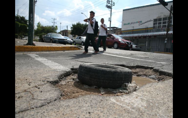 Una llanta previene a los conductores de la presencia de un megabache en en Oblatos, una de las colonias que serán beneficiadas. EL INFORMADOR / R. Tamayo