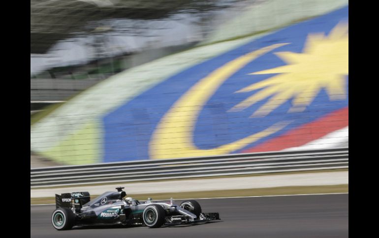 Lewis Hamilton logró el mejor tiempo y dominó los primeros ensayos libres en el Circuito de Sepang. EFE / F. Ismail