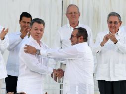 El presidente de Colombia y el líder de la guerrilla firmaron el lunes pasado un histórico acuerdo de paz. AFP / ARCHIVO