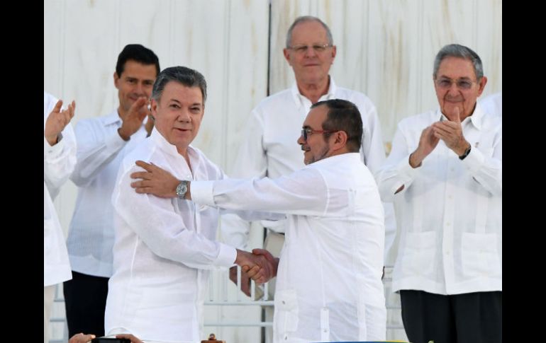 El presidente de Colombia y el líder de la guerrilla firmaron el lunes pasado un histórico acuerdo de paz. AFP / ARCHIVO