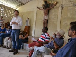 Iván Márquez asumió en Bojayá la responsabilidad por la muerte de 117 personas en  2002, y entregó una escultura de Cristo al poblado. NTX / CORTESÍA