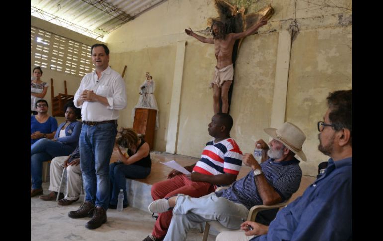 Iván Márquez asumió en Bojayá la responsabilidad por la muerte de 117 personas en  2002, y entregó una escultura de Cristo al poblado. NTX / CORTESÍA