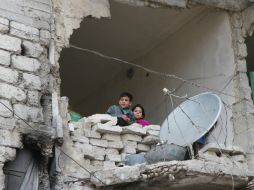 Niños heridos y llorando, cubiertos de polvo o siendo rescatados de los escombros, se han vuelto una realidad cotidiana en Alepo. AP / ARCHIVO