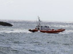 Los rescatistas llegaron al hombre y con un salvavidas fue jalado hasta el buque de la Armada. AP / ARCHIVO