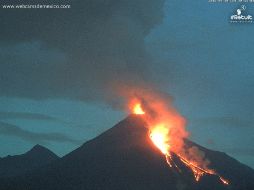 La tarde de este viernes se intensificó la actividad del Volcán El Colima al arrojar grandes cantidades de material magmático. TWITTER / @webcamsdemexico