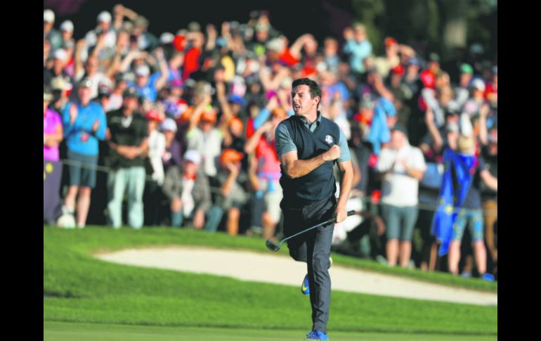 Rory McIlroy, quien formó dupla con Thomas Pieters, celebra tras vencer al dúo de Dustin Johnson y Matt Kuchar. AFP / S. Lecka