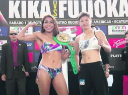 Yéssica Chávez (izquierda) muestra su cinturón que expondrá ante la japonesa Naoko Fujioka. ESPECIAL / CONSEJO MUNDIAL DE BOXEO DE ECATEPEC