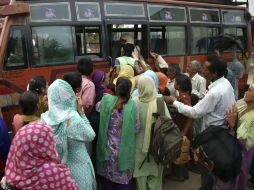 Varias personas de localidades cercanas a la frontera con Pakistán son evacuadas ante los ataques. EFE / J. Singh