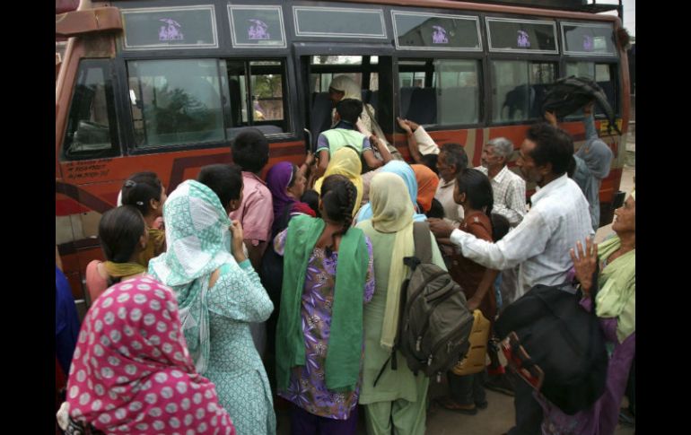 Varias personas de localidades cercanas a la frontera con Pakistán son evacuadas ante los ataques. EFE / J. Singh