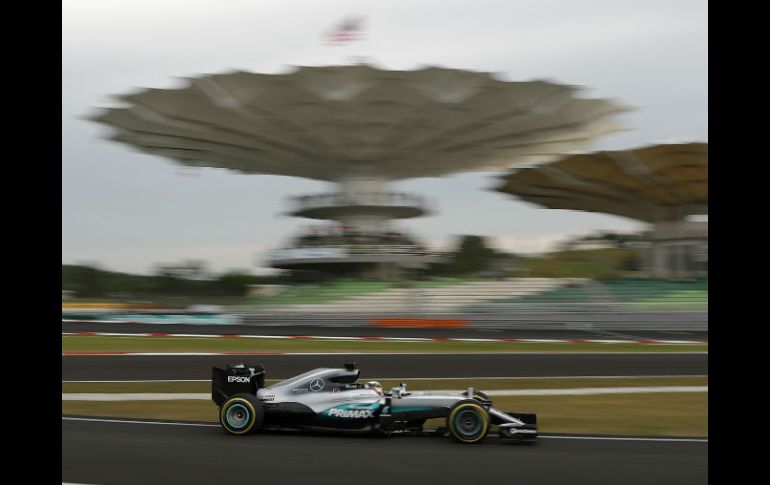 El inglés Lewis Hamilton durante en ensayo libre en Sepang. AP / V. Thian