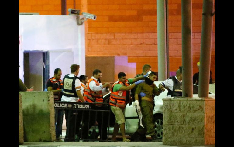 Paramédicos acompañan al soldado herido a una ambulancia para trasladarlo a un centro médico. AFP / E. Gharabli