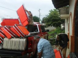 Personal de la UEPCB realiza la evacuación preventiva de 26 personas de la comunidad de Juan Barragán. ESPECIAL / Proteccion Civil Jalisco