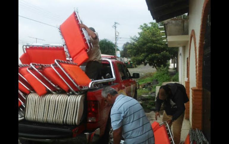 Personal de la UEPCB realiza la evacuación preventiva de 26 personas de la comunidad de Juan Barragán. ESPECIAL / Proteccion Civil Jalisco