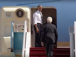 Bill Clinton tardó un poco en subir al avión presidencial, lo que generó que Obama se impacientara. YOUTUBE / CBS News