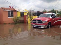 Aún por la tarde, en el fraccionamiento Villas de la Hacienda las calles lucían anegadas y se habían inundado unas 80 fincas. ESPECIAL /