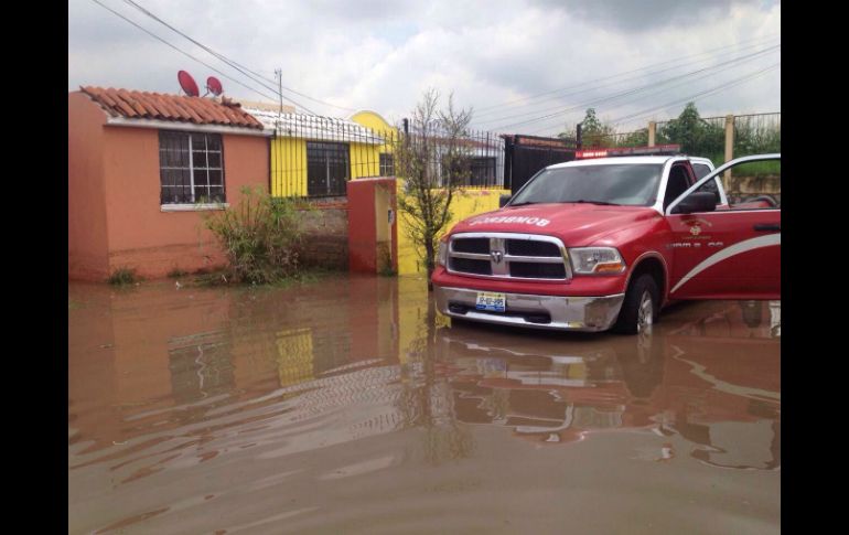 Aún por la tarde, en el fraccionamiento Villas de la Hacienda las calles lucían anegadas y se habían inundado unas 80 fincas. ESPECIAL /