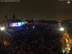 Por horas, fans hicieron fila para poder presenciar el concierto de Roger Waters en el Zócalo. TWITTER / @webcamsdemexico