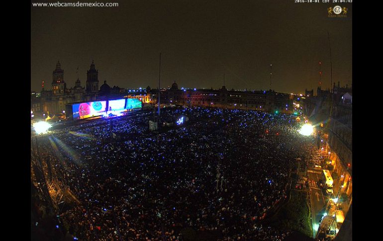 Por horas, fans hicieron fila para poder presenciar el concierto de Roger Waters en el Zócalo. TWITTER / @webcamsdemexico