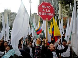 Estudiantes universitarios apoyan el ‘sí’ al plebiscito por el acuerdo de paz entre el gobierno colombiano y la guerrilla. EFE / L. Muñoz