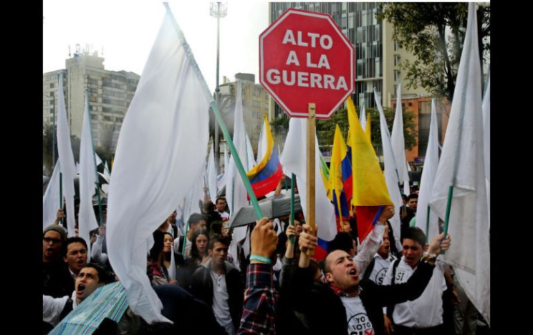 Estudiantes universitarios apoyan el ‘sí’ al plebiscito por el acuerdo de paz entre el gobierno colombiano y la guerrilla. EFE / L. Muñoz