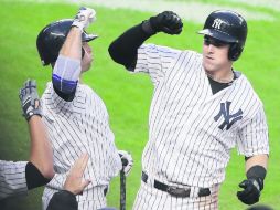 Séptima entrada. Tyler Austin (derecha), de los Yankees, celebra con Mark Teixeira después de pegar un jonrón. AP /