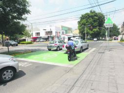 Dos automovilistas y un motociclista invaden la zona peatonal y la exclusiva para cicilistas, en espera de la luz verde. EL INFORMADOR / F. Atilano