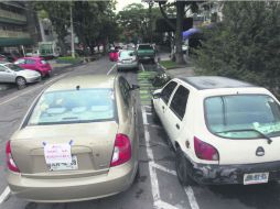 Aprendizaje. Una persona colocó en su vehículo un letrero en el que se lee: 'Así nos tenemos que estacionar'. EL INFORMADOR / F. Atilano