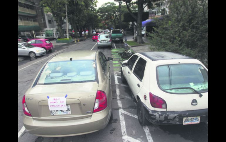 Aprendizaje. Una persona colocó en su vehículo un letrero en el que se lee: 'Así nos tenemos que estacionar'. EL INFORMADOR / F. Atilano