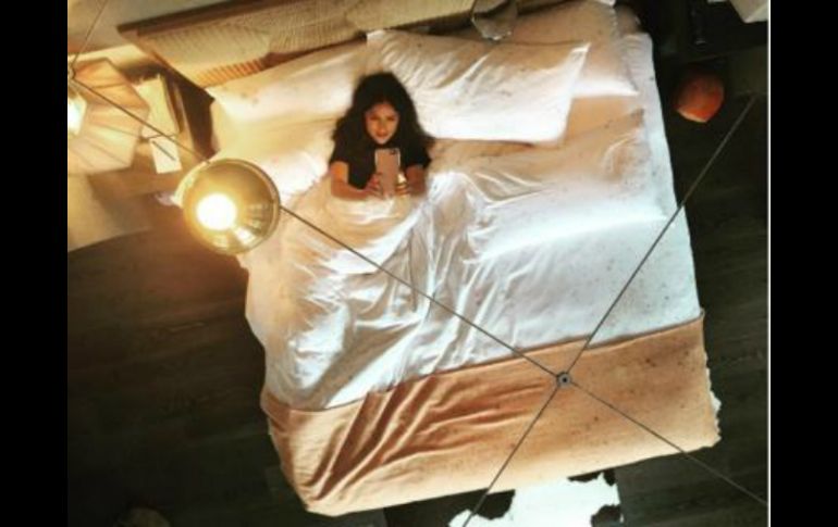 Viajó a Nueva York y el hotel donde se hospedó tiene un espejo en el techo, el cual aprovechó para la instantánea. INSTAGRAM / salmahayek