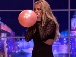 Ross le pidió que cantara algo después de inhalar un poco de helio y Spears aceptó el reto. YOUTUBE / The Jonathan Ross Show