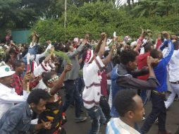 Los manifestantes empezaron a gritar consignas contra el gobierno y avanzaron hacia una tribuna donde hablaban líderes religiosos. AP /