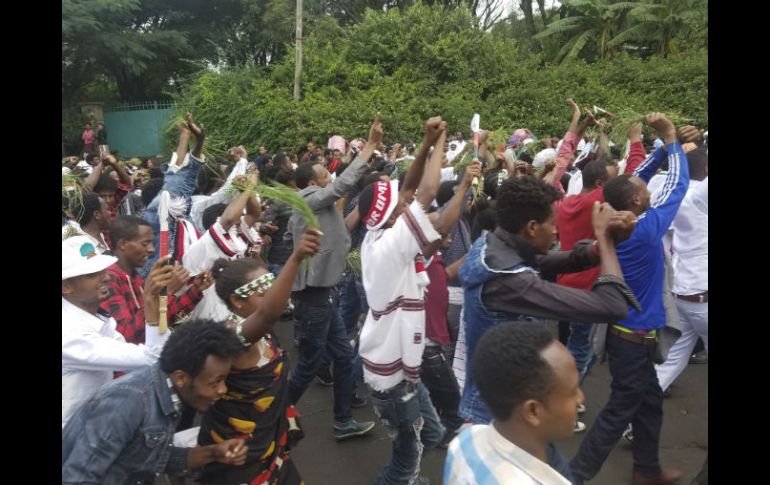 Los manifestantes empezaron a gritar consignas contra el gobierno y avanzaron hacia una tribuna donde hablaban líderes religiosos. AP /