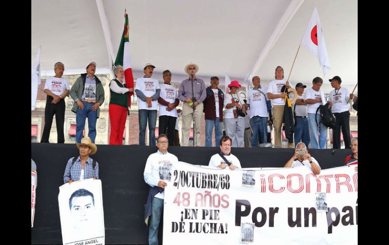 A la plancha del Zócalo llegaron la tarde de hoy, alrededor de las 14:00 horas, cerca de siete mil manifestantes. SUN / B.Fregoso