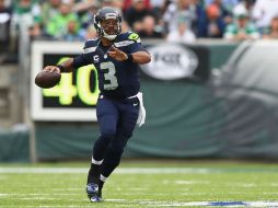 Pese a jugar con molestías en la rodilla, Russell Wilson lució efectivo. AFP / Elsa