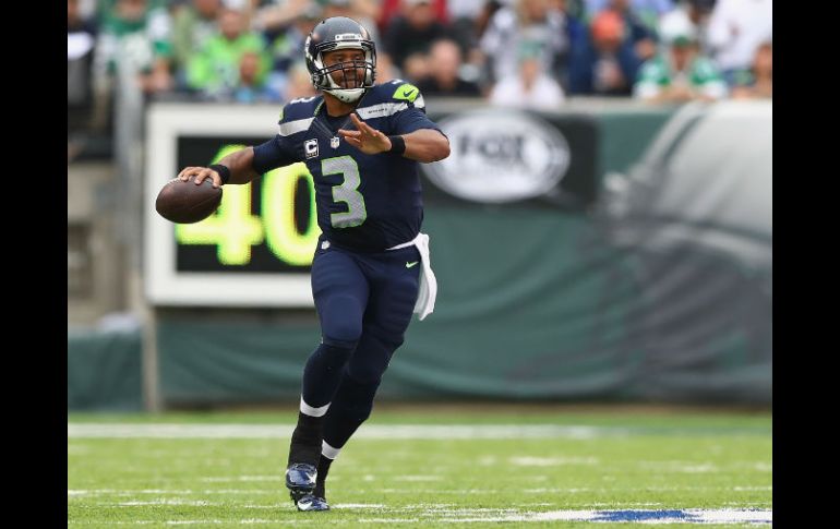 Pese a jugar con molestías en la rodilla, Russell Wilson lució efectivo. AFP / Elsa