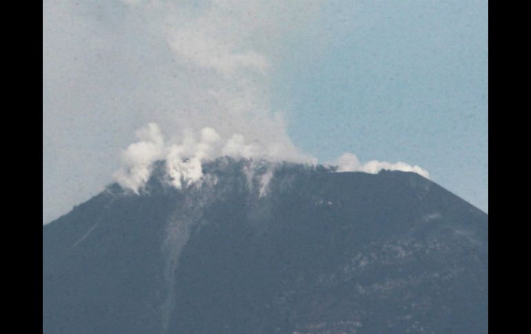 El volcán ha presentado flujos de lava y derrumbes desde el viernes pasado. NTX / J. Pazos