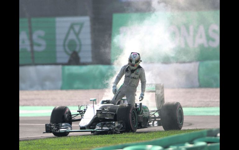 Lewis Hamilton (foto) parecía encaminado a una victoria, pero su auto falló de forma espectacular en la vuelta 41. AP /