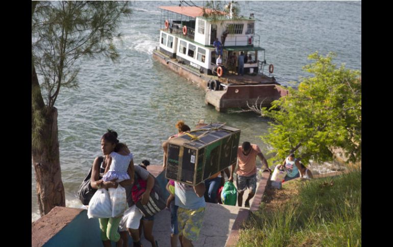 Habitantes de Santiago de Cuba arriban a un albergue. AP / R. Espinosa