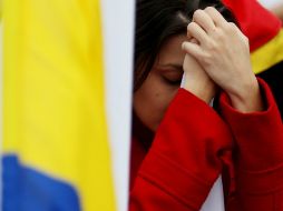 Una colombiana reacciona tras escuchar los resultados del plebiscito. EFE / L. Muñoz