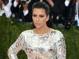 Kardashian dejó París en un avión privado horas después de que ladrones la ataron en el baño y le pusieron una pistola en la cabeza. EFE / ARCHIVO