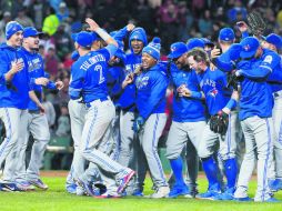 Jugadores de los Azulejos de Toronto festejan tras vencer el domingo pasado a los Medias Rojas de Boston. AP / M. Dwyer