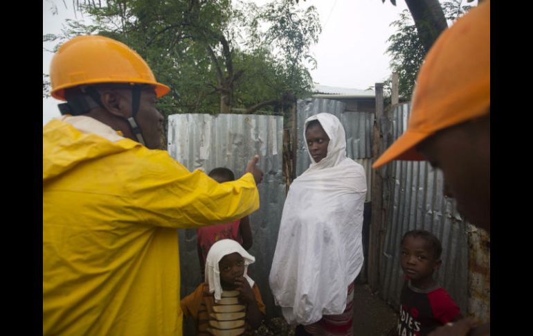 Como consecuencia de la cercanía de 'Matthew', en Haití ya se registran fuertes lluvias e inundaciones. AP / D. Nalio