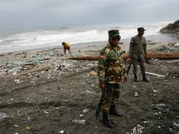 Militares vigilan la playa de Haina, donde se registra un fuerte oleaje por efecto del paso del huracán ''Matthew''. EFE / O. Barría