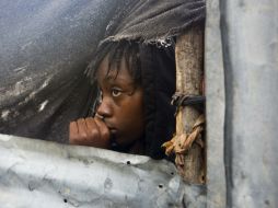 Una niña mira cómo las autoridades llegan a su localidad para comenzar la evacuación de los hogares. AP / D. Nalio Chery